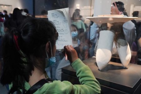 (miniature) Un élève regarde une exposition au musée de Sanxingdui à Guanghan