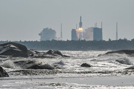 (miniature) La fusée porteuse Longue Marche-5B Y4 transportant le module laboratoire Mengtian de la station spatiale décolle depuis le Site de lancement de vaisseaux spatiaux de Wenchang