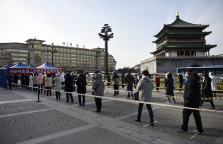 (miniature) Des habitants font la queue pour des tests d'acide nucléique dans un site de dépistage à Xi'an