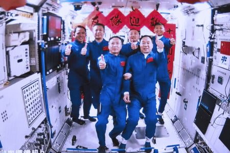 (miniature) Capture d'écran réalisée au Centre de contrôle aérospatial de Beijing des équipages de Shenzhou-15 et Shenzhou-16 prenant des photos de groupe à l'intérieur du module central Tianhe de la station spatiale chinoise