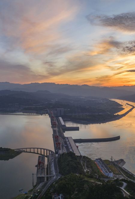 (miniature) Photo aérienne du barrage des Trois Gorges dans le district de Zigui