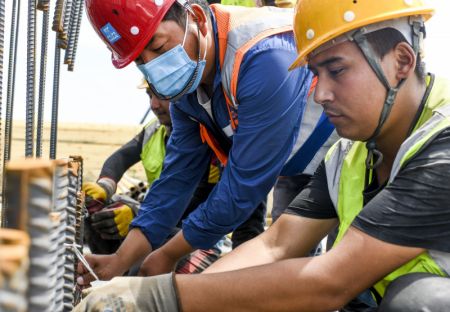 (miniature) Yang Ruirong (centre)