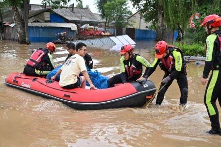 (miniature) Des pompiers &eacute;vacuent des habitants pi&eacute;g&eacute;s par les inondations &agrave; Yanshou