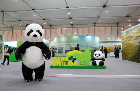 (miniature) Des gens visitent le pavillon de la Chine lors de la 16e session de la Conférence des Parties (COP16) à la Convention des Nations Unies sur la lutte contre la désertification (CNULCD) à Riyad