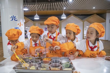 (miniature) Des élèves apprennent à faire des nouilles en classe à l'école primaire de Chongguang à Chongqing