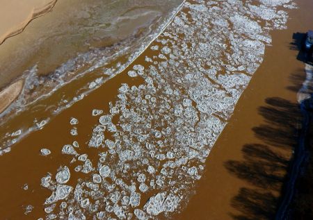 (miniature) Photo aérienne prise le 8 janvier 2021 de blocs de glace dérivant sur le fleuve Jaune à Ji'nan