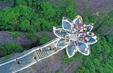 (miniature) Photo aérienne de visiteurs dans un site touristique de Taizhou