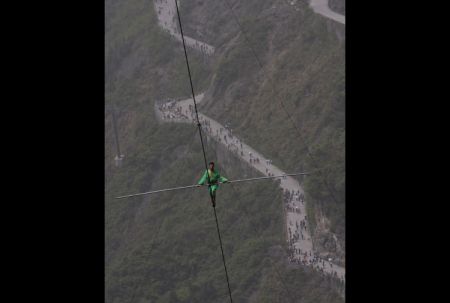 (miniature) Il fait de l'équilibre à 300 mètres d'altitude sans sécurité