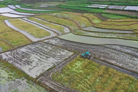 (miniature) Photo prise par un drone d'un agriculteur dans un champ du district de Longshan de la préfecture autonome Tujia et Miao de Xiangxi