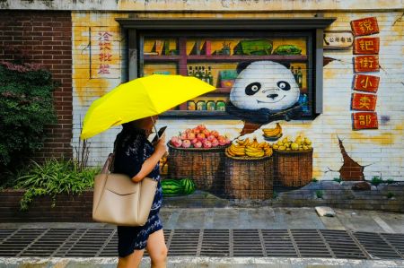 (miniature) Une visiteuse marche dans une rue gastronomique de Chengdu