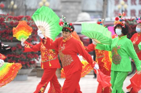 (miniature) Des artistes folkloriques pr&eacute;sentent une danse traditionnelle dans le bourg de Jinghe de la ville de Hejian