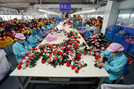 (miniature) Des ouvriers travaillent dans une usine de jouets en peluche du village de Jinhuai à Yangzhou