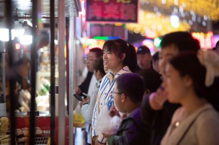 (miniature) Des touristes font la queue pour acheter &agrave; manger dans un march&eacute; de nuit &agrave; Yichun