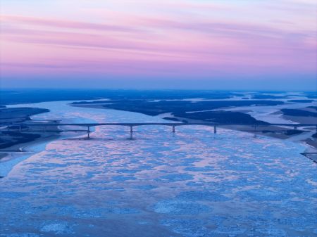 (miniature) Une section de la rivière Songhua recouverte de glace flottante