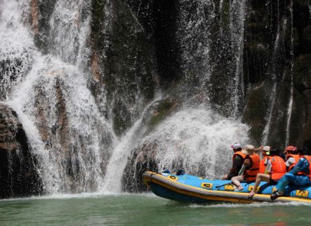 (miniature) Des touristes font du rafting dans le site touristique de Maoyanhe à Zhangjiajie