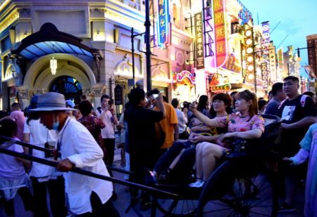 (miniature) Des touristes visitent la Cité du film Jianye & H