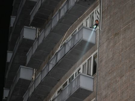 (miniature) Un sauveteur travaille sur le site de l'incendie survenu dans un grand magasin de la ville de Zigong