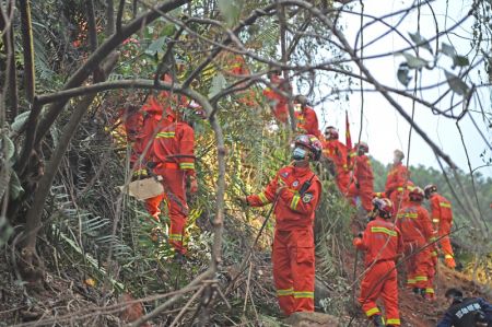 (miniature) Des secouristes recherchent les boîtes noires sur le site du crash d'un avion dans le district de Tengxian de la région autonome Zhuang du Guangxi (sud de la Chine)