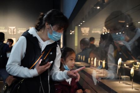 (miniature) Les visiteurs dans le musée de Sanxingdui à Guanghan