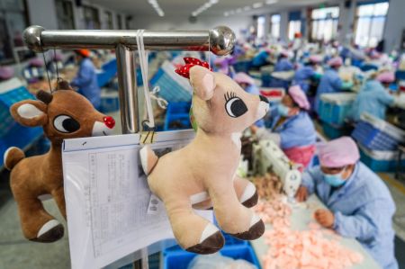 (miniature) Des ouvriers travaillent dans une usine de jouets en peluche du village de Jinhuai à Yangzhou