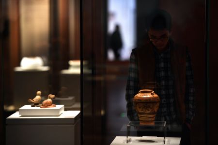 (miniature) Des visiteurs assistent à une exposition dans le Musée de Hainan à Haikou