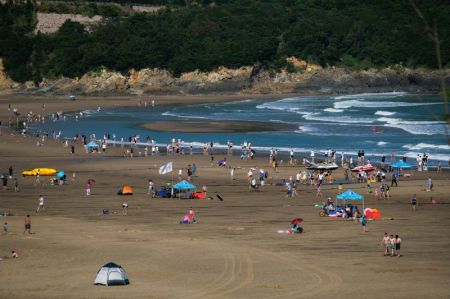 (miniature) Des touristes dans une station balnéaire sur l'île de Zhujiajian à Zhoushan