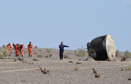 (miniature) La capsule de retour du vaisseau spatial habité Shenzhou-12 se pose avec succès sur le site d'atterrissage de Dongfeng