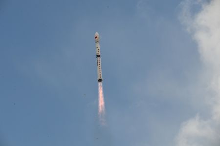 (miniature) Une fusée porteuse Longue Marche-4B transportant le satellite Haiyang-2D (HY-2D) décolle à 12h03 (heure de Beijing) depuis le Centre de lancement de satellites de Jiuquan