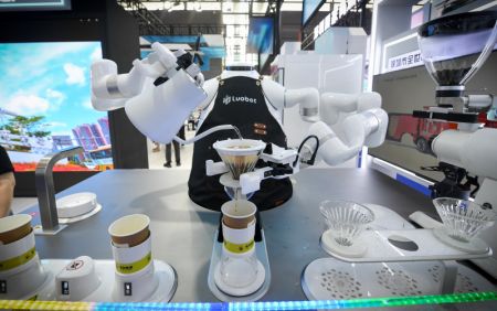(miniature) Un robot prépare du café lors de la 24e Foire de haute technologie de Chine