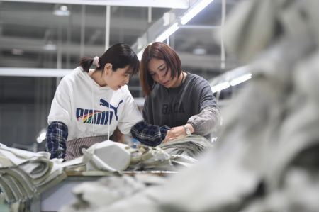 (miniature) Des employ&eacute;es travaillent dans une usine de v&ecirc;tements dans l'arrondissement de Nanhe