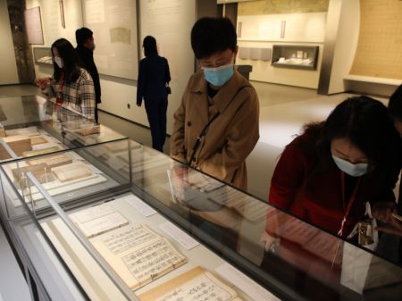 (miniature) Des gens visitent une salle d'exposition de la phase II du Musée national de l'écriture chinoise