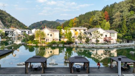 (miniature) Des gens visitent le village de Sanba