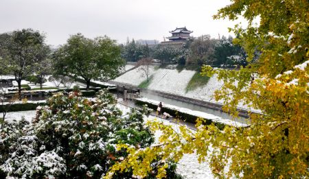 (miniature) La muraille de la vieille ville recouverte de neige à Xi'an