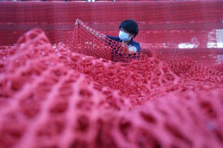 (miniature) Une travailleuse coupe des filets dans un atelier d'une entreprise du bourg de Lizhuang