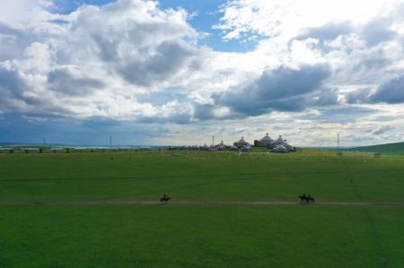 (miniature) Photo aérienne des touristes à cheval dans un site pittoresque à Hulunbuir