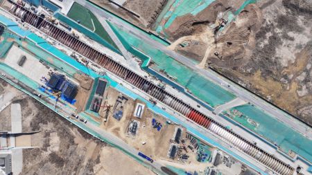 (miniature) Photo aérienne prise par un drone du chantier de la section de Xiong'an de la ligne ferroviaire à grande vitesse Xiong'an-Xinzhou dans la Nouvelle Zone de Xiong'an