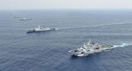 (miniature) Photo aérienne prise par un drone de la flotte 3502 de la Garde côtière chinoise menant un entraînement de formation dans les eaux adjacentes de Huangyan Dao de la Chine