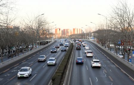 (miniature) Des véhicules circulent sur le pont Sitong aux heures de pointe du matin dans l'arrondissement de Haidian