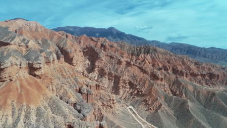 (miniature) Photo aérienne prise le 5 juin 2020 montre une vue des reliefs de Danxia