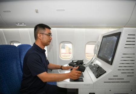 (miniature) Un membre du personnel dans un avion MA60 de lutte contre les incendies