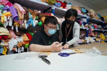 (miniature) Des concepteurs dans une entreprise de jouets en peluche du village de Jinhuai à Yangzhou