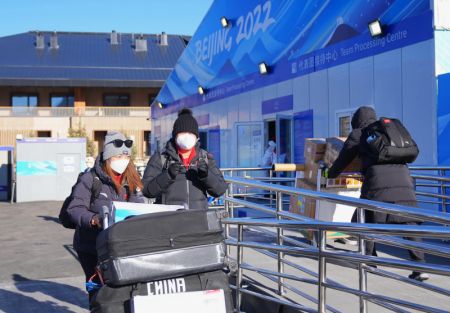 (miniature) Des membres de la délégation chinoise arrivent au Centre de traitement des équipes dans le village olympique pour les Jeux olympiques d'hiver de Beijing 2022 à Zhangjiakou