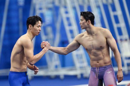 (miniature) Wang Shun de la Chine (à droite) et Kim Woomin de la République de Corée après la finale du relais 4x200 libre masculin de natation aux 19es Jeux asiatiques