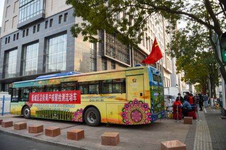 (miniature) Des gens attendent de passer des tests d'acide nucl&eacute;ique sur un site de d&eacute;pistage &agrave; Hohhot