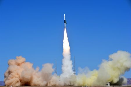 (miniature) Une fusée porteuse Kuaizhou-1A transportant le satellite d'essai Tianxing-1 décolle du Centre de lancement de satellites de Jiuquan