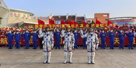 (miniature) Les astronautes chinois Jing Haipeng (à droite)