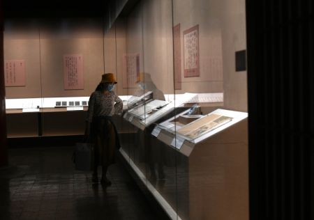 (miniature) Une visiteuse contemple des oeuvres exposées lors d'une conférence de presse d'une exposition sur les calligraphies et peintures de Su Shi