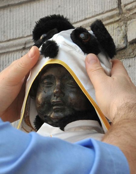 (miniature) Le Manneken-pis déguisé en panda