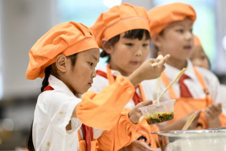 (miniature) Des élèves apprennent à faire des nouilles en classe à l'école primaire de Chongguang à Chongqing