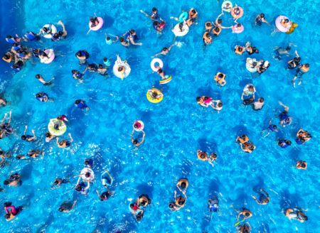 (miniature) Photo prise par un drone de gens se rafraîchissant dans un parc aquatique du district de Daoxian